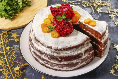 Servis yaparken, tatlıyı istediğiniz gibi süsleyin, porsiyonlara ayırın. Sıcak içeceklerle servis yapın: Yetişkinler - sıcak şarap, kahve, çocuklar - çay, süt.