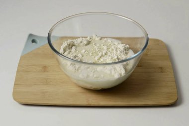 Unu büyük bir kâseye koy, emülsiyon doldur..