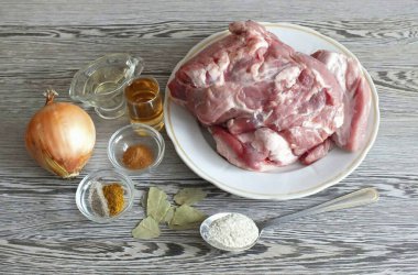 Yeni yıl kebabı yapmak için gerekli tüm malzemeleri hazırlayın..