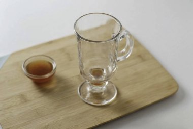 1-3 çay kaşığı baharatlı şurubu bardağa dök..