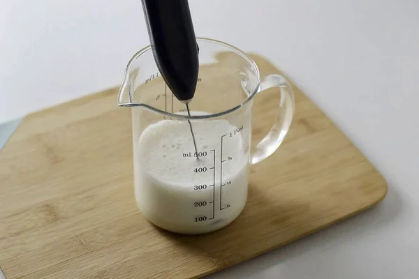 Milch Mit Dem Cappuccinatore Schaum Verrühren — Stockfoto