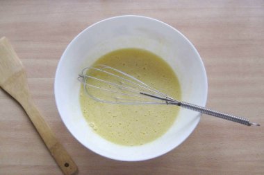 Bir çırpıcı ya da karıştırıcı ile iyi karıştır.