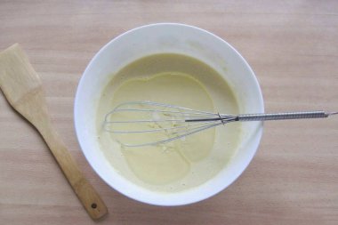 Rafine ayçiçeği yağı dök. İyice karıştır..