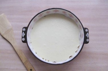 Hamuru ikiye böl. Bir parçasını kağıt bir tabağa koy. Fırını 175-180 dereceye ısıtın. Ekmeği 30-35 dakika pişir. Tahta bir sopayla hazır olma durumunu kontrol et. Kabuğu delindiğinde, kuruması gerekir..