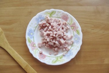 Jambonu küçük küplere ayır..