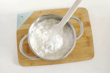 Her şeyi bir spatulayla yavaşça aşağı doğru karıştır. Unu, nişastayı ve kabartma tozunu ayrı ayrı atın ve hamuru ekleyin..