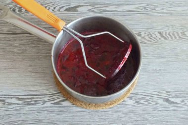 Karışım kaynamaya başlar başlamaz, sıcaktan kaçmadan, kızılcıkları ezin. Nazikçe, sos çok serpiştiriyor! Birkaç dakika tutuştur ve kaldır..