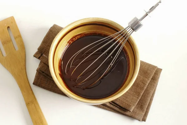 Rozbijte Čokoládu Kousky Přidejte Nakrájené Máslo Rozpusťte Mikrovlnné Nebo Vodní — Stock fotografie