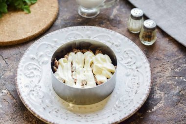 Et katmanını mayonezle fırçala..