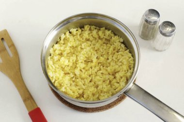 Pirinç kaynatmak neredeyse yumuşak, tuz, zerdeçal ve karıştırmak kadar.