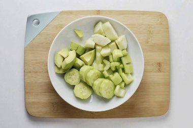 Avokado, salatalık, zencefil ve elmayı soy. Blender 'da doğramayı kolaylaştırmak için her şeyi büyük dilimlere bölün..