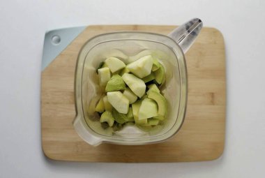 Tüm malzemeleri pürüzsüz ve kremalı olana kadar karıştırıcıda öğütün..