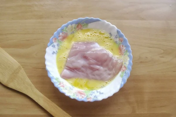 Tillsätt Lite Salt Till Kycklingbröstet Och Doppa Ägget Båda Sidor — Stockfoto
