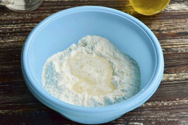 İçinde bir depresyon yarat ve suya boşalt..