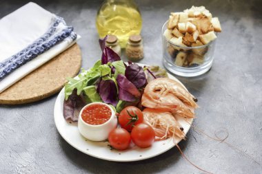 Kırmızı Havyar Salatası için gerekli tüm malzemeleri hazırlayın. Salata karışımını çalkala ve kurut..