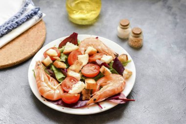 Salataya biraz kızarmış ekmek ekle..