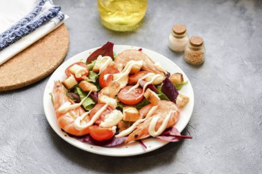 Salataya hafif bir mayonez serpin ya da istediğiniz bir sos, yağ kullanabilirsiniz..