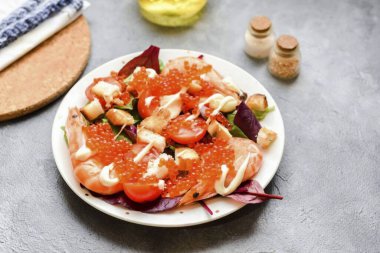 Havyarı salataya koy ve servis sırasında biraz soyulmuş karides ekle. Salatayı hemen servis et..