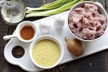 Kıymalı Kus Kus pişirmek için gerekli tüm malzemeleri hazırlayın..