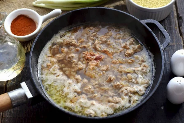 Despeje Carne Com Cebolas Com Água Caldo Leve Ferver Ferva — Fotografia de Stock