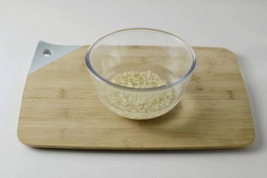 Kahverengi pirinci bir gecede suya batır. Sonra yıka ve yıka..