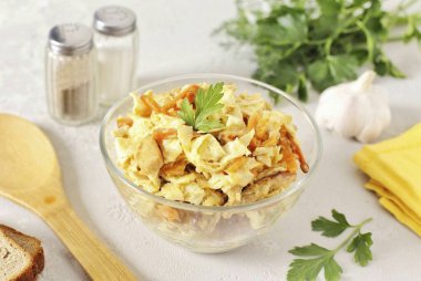 En uygun fiyatlı ürünlerden yapılmış lezzetli ve doyurucu bir salata. Dneprovsky salatasını festival masasına güvenle hazırlayabilirsin, inan bana, misafirlerin çok memnun olacak! Afiyet olsun.!