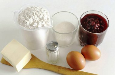 Shortcake yapmak için gerekli tüm malzemeleri hazırlayın..