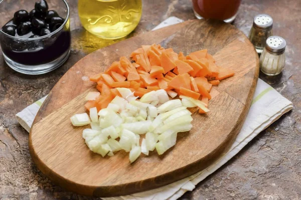 Descasque Lave Cebolas Cenouras Corte Legumes Pequenos Cubos — Fotografia de Stock