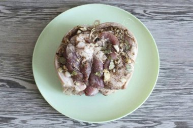 İç katmanı sarın. Bir mutfak sicimi al ve onu bağla ki rulo şeklini korusun..