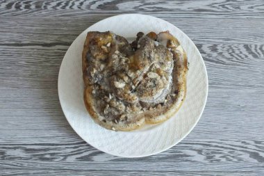 Bitmiş tabakayı fırından çıkar. Paketi kaldır. Oda sıcaklığında soğutun. O zaman en az 3 saat soğutuculuk yap..