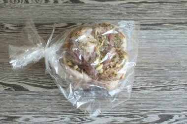 Hazırlanmış katmanı fırın poşetine aktarın. Güvenli. En az 3 saat buzdolabı doldur. Zaman geçtikten sonra poşetteki tabakayı refraktör kabına aktarın ve önceden ısıtılmış bir fırında 1 saat boyunca 180 dereceye kadar pişirin. O zaman geri dön ve git. 