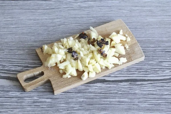 향신료를 마늘을 썰어서 향나무 열매를 놓으라 — 스톡 사진