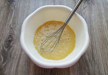 Şeker ve tuz ekle, çözülene kadar her şeyi çırpıcıyla karıştır.