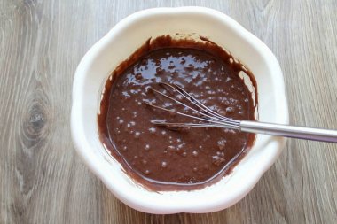 Sıvıyı kuru kütle ile birleştir ve homojen, yumrusuz hamura kadar her şeyi iyice karıştır..