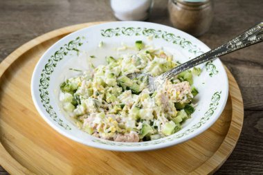 Dolguyu bir tabakta karıştır.