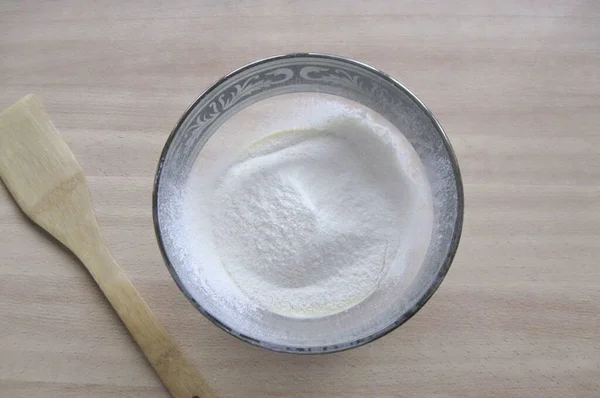塩を注ぎ ボウルに小麦粉をふるい — ストック写真