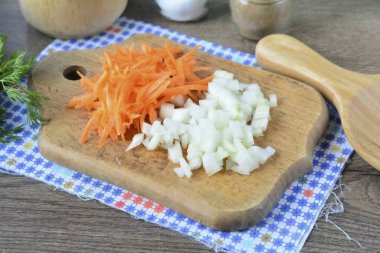 Soğanları küp küp doğra, havuçları rendele..
