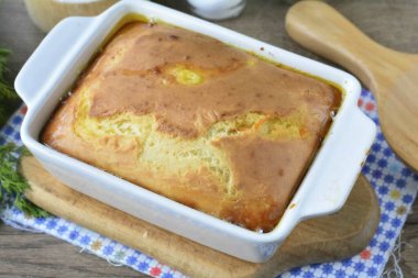 Turtayı yaklaşık 35 dakika boyunca 180 derecede pişir. Pasta kabarık ve kanlı olacak..