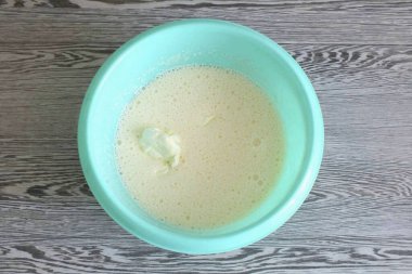 Yumurta kütlesine yumuşak tereyağı ekle. Tekrar çırp.