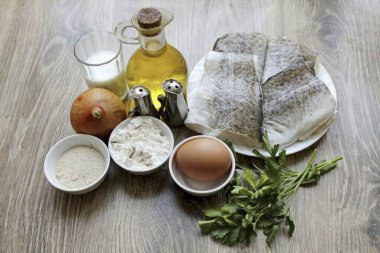 Morina balığı sarması yapmak için gereken tüm malzemeleri hazırlayın..