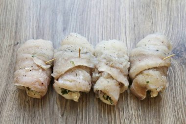 Her filetoyu sıkı bir rulo yap ve ucunu bir kürdanla iğnele..