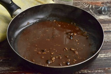 Tavayı ateşe koy. Sürekli karıştırırken, karışımı kaynat..