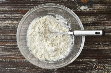 Bir kaseye un dök..