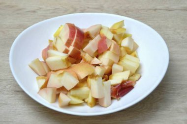 Diğer iki elmayı da büyük parçalara ayır..