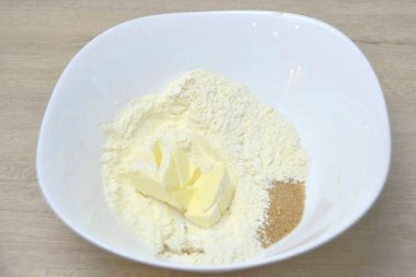 Un, baston şekeri, kaseye biraz tarçın, tereyağı ekle, her şeyi kırıntılara ayır..