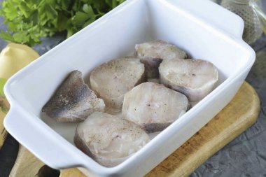 Tavayı yağla, balığı düz bir tabakaya yerleştir..