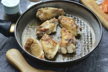 Baharatlı kızarmış tavuk, tadına bakmak için tuz..