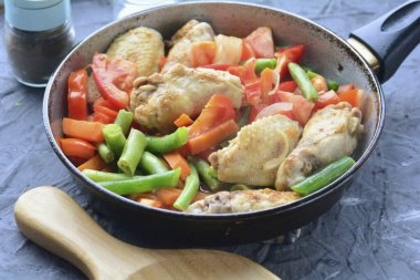 20 dakika et ile sebze haşla, 300-400 gram su doldur, biraz daha tuz ekle..