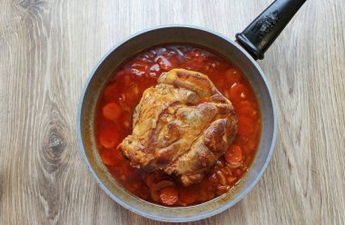 Isıyı düşük seviyeye düşürün ve tavayı kapakla kapatın. Eti 40 dakika kaynatın..