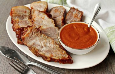 Eti doğra, sosu ekle ve servis et. Yumuşak olduğu ve kuru olmadığı ortaya çıktı. Afiyet olsun.!